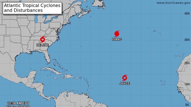 Imagen cedida este viernes por el Centro Nacional de Huracanes (NHC) estadounidense donde se muestra la localización de las tormentas tropicales Helene (i-arriba) y Joyce (abajo) y el huracán Isaac (d) en el Atlántico.