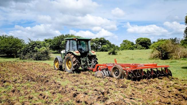 Entrega de motobombas y otras herramientas agrícolas en el sur del Magdalena como parte del programa Brigadas Agrarias.