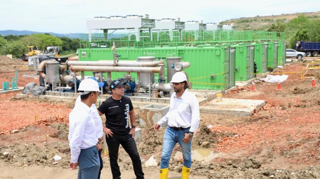 El alcalde Alejandro Char en visita a la planta, desde donde anunció que en octubre entrará a operar el sistema de biogás.