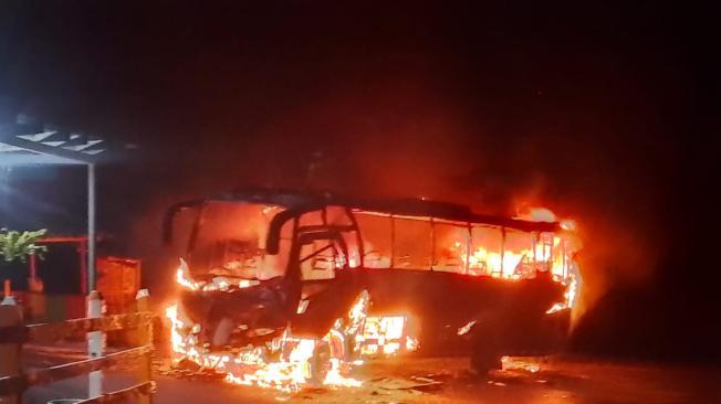 Bus quemado en vía Quibdó - Medellín