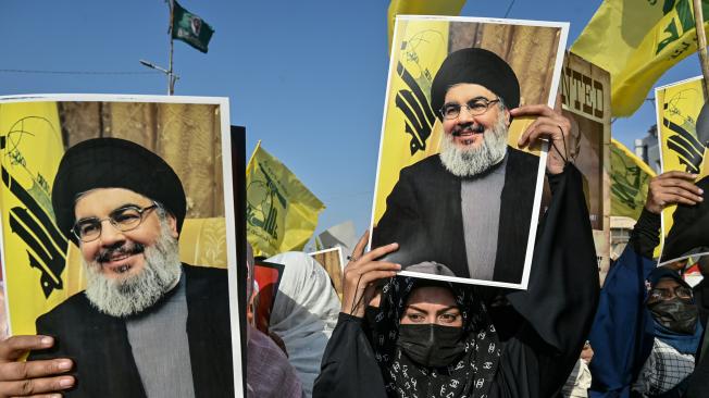 Carteles de Hassan Nasrallah, difunto líder del grupo libanés Hezbolá.