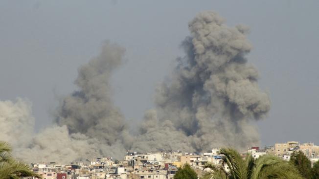 Una nube de humo tras un ataque israelí contra un pueblo cercano a la ciudad de Tiro, en el sur de Líbano.