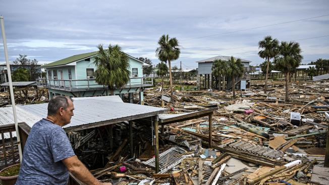 Daños tras el paso del huracán Helene por Horseshoe Beach, Florida.