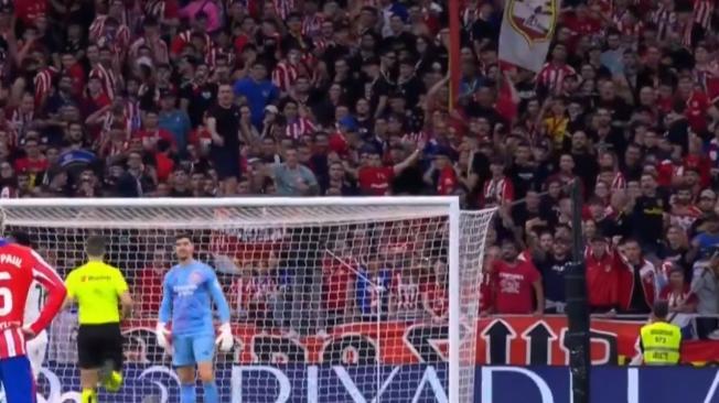 Courtois y la afición del Atlético.