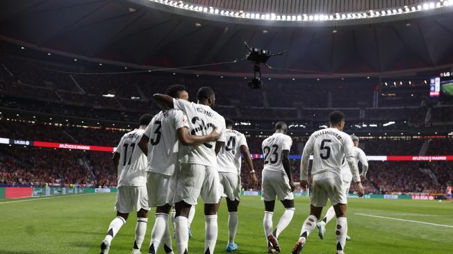 Los jugadores del Real Madrid celebran tras marcar ante el Atlético, durante el partido de la LaLiga EA Sports que Atlético de Madrid y Real Madrid disputan este domingo en el estadio Civitas Metropolitano. EFE/JJ Guillén