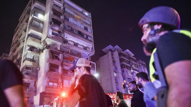 Edificio de apartamentos alcanzado por un ataque aéreo israelí en el distrito de Cola, en Beirut.