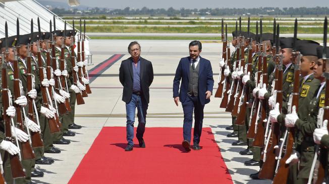 Presidente Gustavo Petro siendo recibido en Ciudad de México.