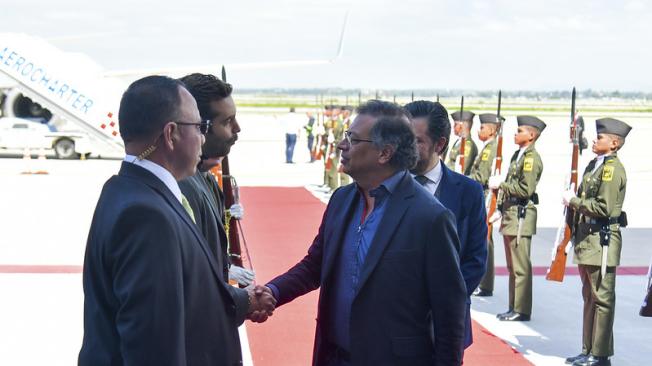 Recibimiento al presidente Petro en México.