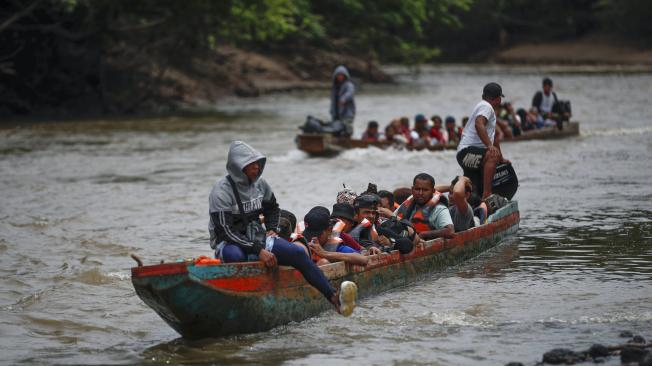 Migrantes llegan en canoas a la Estación Temporal de Recepción Migratoria (ETRM) este jueves, en Lajas Blancas en Darién (Panamá). Los venezolanos siguen siendo mayoría entre los migrantes que atraviesan la selva del Darién, la frontera natural entre Panamá y Colombia, rumbo a Norteamérica, y algunos de ellos hablan de "la peor trampa del mundo", después de que el pasado 28 de julio en las elecciones en Venezuela se proclamó, sin que se difundieran las actas, la victoria del mandatario Nicolás Maduro. EFE/ Bienvenido Velasco