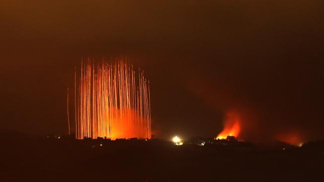 Artillería israelí impacta en una aldea en el sur del Líbano.