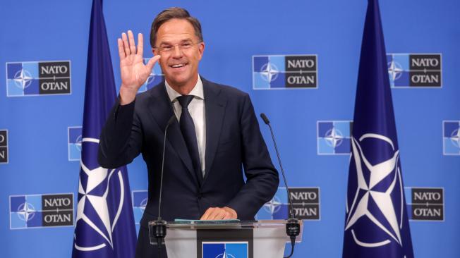 El ex primer ministro holandés Mark Rutte (izq.) y Jens Stoltenberg se dan la mano el día en que Rutte sucede a Stoltenberg como secretario general de la OTAN, en la sede de la Alianza en Bruselas, Bélgica, el 1 de octubre de 2024.