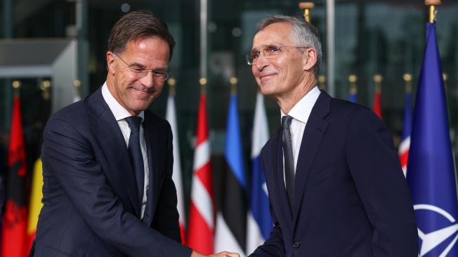 El ex primer ministro holandés Mark Rutte (izq.) y Jens Stoltenberg se dan la mano el día en que Rutte sucede a Stoltenberg como secretario general de la OTAN, en la sede de la Alianza en Bruselas, Bélgica, el 1 de octubre de 2024.