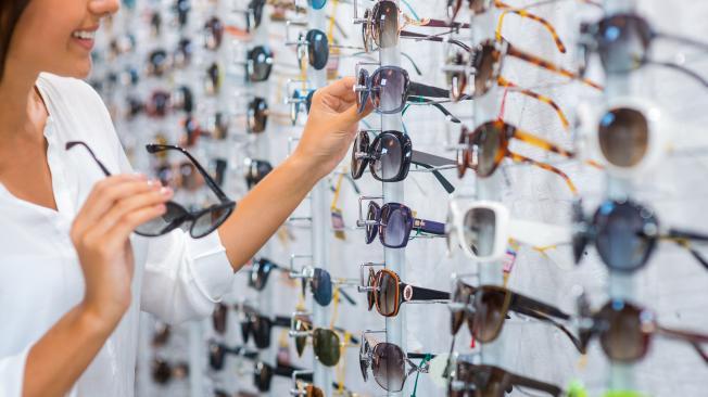 Elegir unas gafas con un valor Abbe elevado es indispensable, ya que esto reduce la dispersión de la luz, lo que mejora la calidad de la visión.