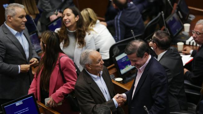 Ricardo Bonilla y Juan Fernando Cristo estuvieron presentes en la votación de la moción de censura del jefe de la cartera política en Senado, la cual fue negada.