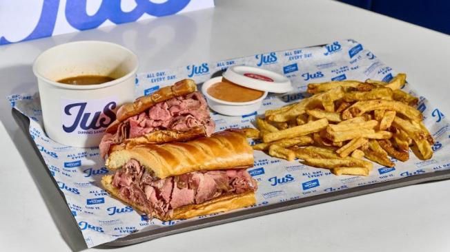 Inspirados por el french dip y el amor por los sánduches de carne, los fundadores de la franquicia, Andrés y Daniel Rodríguez, y su equipo, han desarrollado un menú variado.