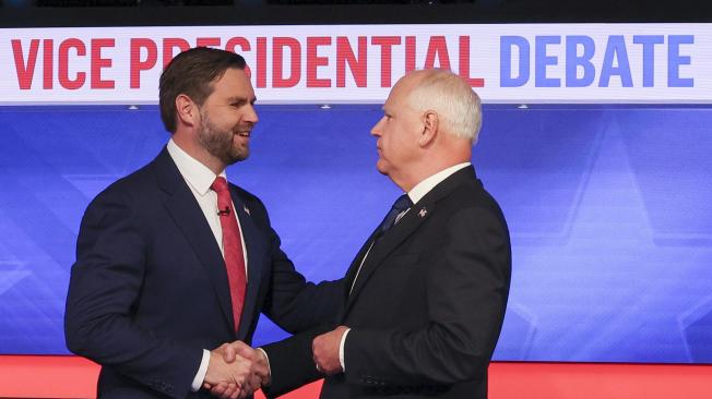 New York (United States), 01/10/2024.- Republican vice presidential nominee JD Vance (L), and Minnesota Governor and Democratic vice presidential nominee Tim Walz (R) shake hands before the start of the Vice Presidential debate at the CBS Broadcast Center in New York, New York, USA, 01 October 2024. (Elecciones, Nueva York) EFE/EPA/SARAH YENESEL