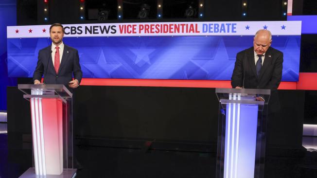 New York (United States), 01/10/2024.- Republican vice presidential nominee JD Vance (L), and Minnesota Governor and Democratic vice presidential nominee Tim Walz (R) during the Vice Presidential debate at the CBS Broadcast Center in New York, New York, USA, 01 October 2024. (Elecciones, Nueva York) EFE/EPA/SARAH YENESEL