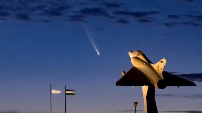 -FOTODELDÍA- AME3132. RÍO NEGRO (ARGENTINA), 27/09/2024.- Fotografía del cometa C/2023 A3 (Tsuchinshan&#150;ATLAS) este viernes desde el Memorial Malvinas en el Balneario el Cóndor, Río Negro, en la costa atlántica de la Patagonia Argentina. Considerando su supervivencia a la aproximación al Sol, está previsto que el cometa alcance su punto más cercano a la Tierra el 12 de octubre. Se podría ver desde ambos hemisferios, aunque será más fácil de localizar desde el hemisferio sur y cerca del amanecer, debido a su baja altura. EFE/Juan Macri