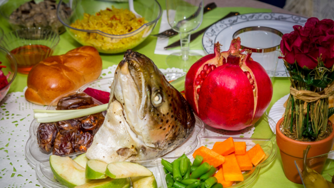 Algunos de los alimentos que se suelen comer durante el Séder de Rosh Hashaná.