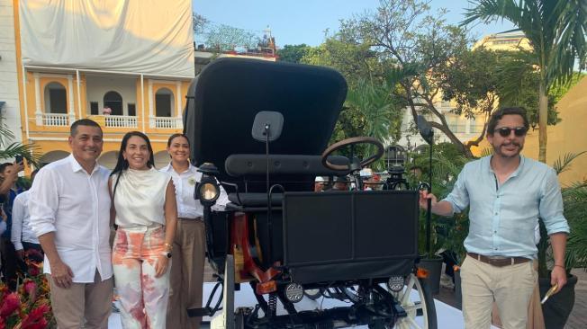  Alcalde de Cartagena Dumek Turbay, su esposa, y Alejandro Riaño.