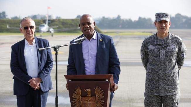 Canciller Luis Gilberto Murillo, ministro Iván Velásquez y almirante Francisco Cubides reciben a colombianos que salieron de Líbano.