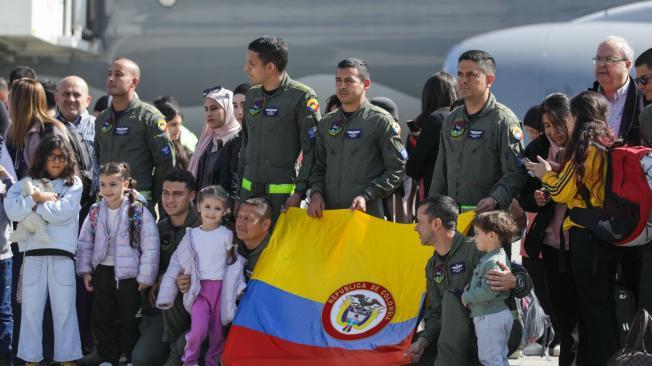 Avión de la Fuerza Aérea Colombiana (FAC) aterrizó en Bogotá con repatriados desde Líbano.