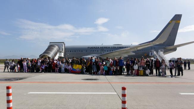 Llegada de vuelo humanitario desde Líbano.