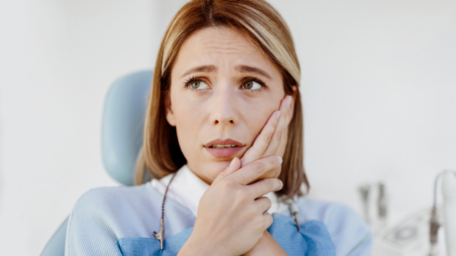 Durante la menopausia, uno de los efectos más visibles de esta fase es el sangrado de encías, un síntoma que se relaciona con la gingivitis.