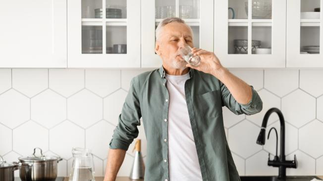 Depiendo la edad así debe ser el consumo de agua.