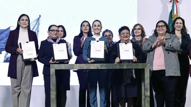 La presidenta de México, Claudia Sheinbaum (c), junto a la secretaria de Gobernación, Rosa Icela Rodríguez (2-i), la consejera jurídica de la Presidencia, Ernestina Godoy (2-d), y la nueva secretaria de las Mujeres del Gobierno, Citlalli Hernández (d), muestran el decreto a favor de los derechos de las mujeres.