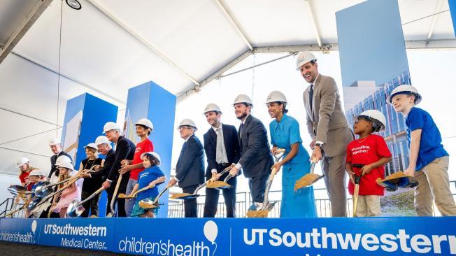 Las autoridades del hospital celebraron el arranque de la construcción.