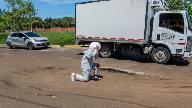 PROTESTA COMO ASTRONAUTA POR MAL ESTADO DE VÍA