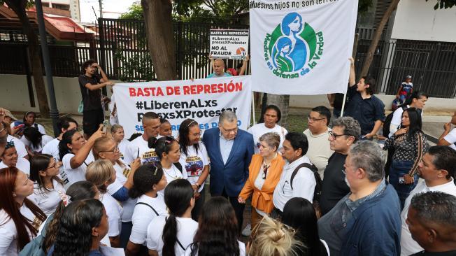 Familiares de los adolescentes detenidos tras las protestas en contra de los resultados oficiales de las elecciones presidenciales del 28 de julio.