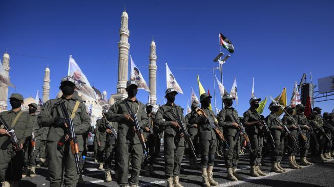 Sana'a (Yemen), 04/10/2024.- Armed Houthi fighters take part in a rally in solidarity with the Lebanese and Palestinian people in Sana'a, Yemen, 04 October 2024. US airstrikes on 04 October targeted 19 Houthis-held positions in four Yemeni cities, including the capital Sana'a, amid the escalation of the Houthi shipping attacks in the seas around Yemen and on targets in Israel, according to the Houthis-run Al-Masirah TV. No casualties were reported yet. (Líbano) EFE/EPA/YAHYA ARHAB