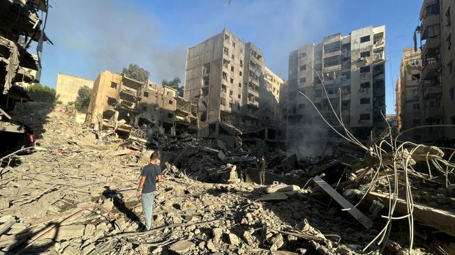 Un hombre comprueba la devastación en el barrio de Haret Hreik, en los suburbios del sur de Beirut, tras la primera oleada de ataques israelíes.