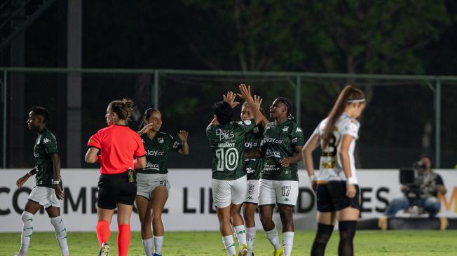 Deportivo Cali celebra el gol de la ventaja contra Guaraní.