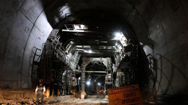 El túnel carretero más largo de América está en Antioquia. Se trata del Túnel del Toyo