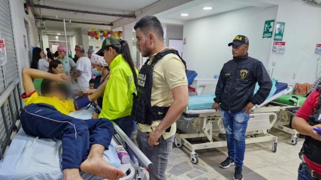 El joven recibe atención médica por bajo peso y deshidratación.