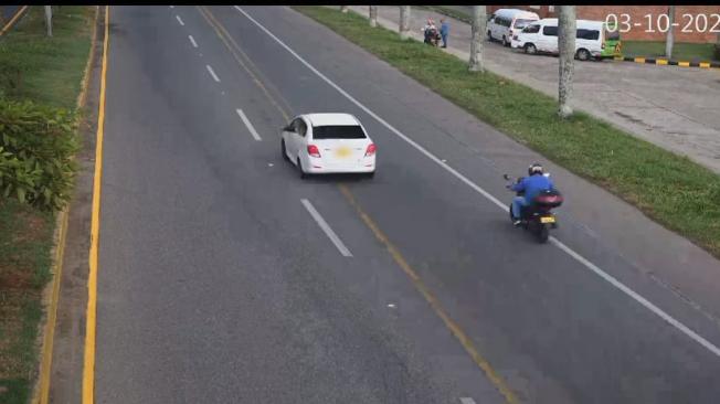 Las cámaras de seguridad captaron el automóvil blanco utilizado en este tipo de estafa.