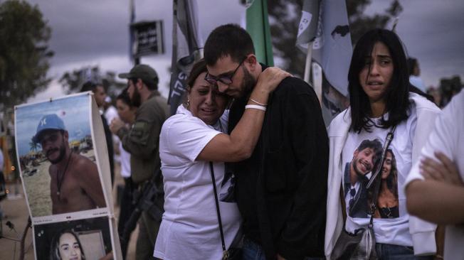 Familiares de los israelíes muertos en el atentado de Hamás del 7 de octubre asisten a una ceremonia en el monumento conmemorativo de Nova cerca del kibutz Reim.