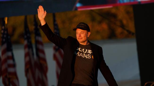 El empresario Elon Musk en el Butler Farm Show donde el ex presidente estadounidense y candidato presidencial republicano Donald Trump celebró una manifestación en Butler, Pensilvania, EE.UU., el 05 de octubre de 2024.