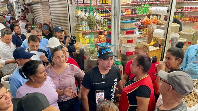 El alcalde Alejandro Char visitó a los comerciantes del mercado El Playón.