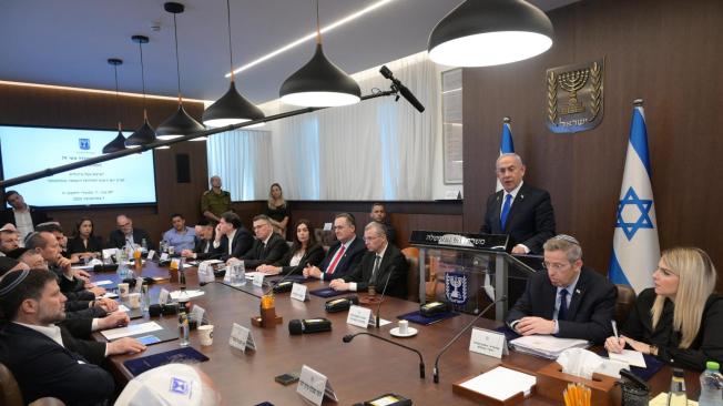 El primer ministro de Israel, Benjamín Netanyahu, en una reunión especial del Gobierno por el aniversario de los ataques de Hamás.