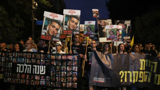 Manifestantes protestan frente a la residencia del primer ministro Benjamin Netanyahu, en Jerusalén, para exigir un acuerdo que permita la liberación de los rehenes.