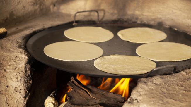 Las tortillas de maíz son una fuente de carbohidratos.