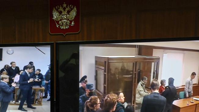 Una pantalla de televisión instalada en el tribunal de la ciudad de Moscú muestra al ciudadano estadounidense Stephen Hubbard dentro de una jaula de vidrio durante el anuncio del veredicto, en Moscú, Rusia, 07 de octubre de 2024.