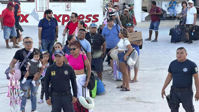 Turistas son evacuados por autoridades de la isla de Holbox ante la llegada del huracán Milton, este lunes en Quintana Roo (México).