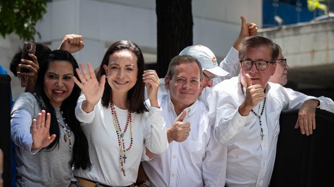 Fotografía del 28 de agosto de 2024 donde se observa al exdiputado venezolano Juan Pablo Guanipa (2-d) junto a la líder opositora venezolana, María Corina Machado (2-i), durante una manifestación de la oposición, en Caracas (Venezuela). Miembros de la oposición mayoritaria de Venezuela pasaron de estar permanentemente en la calle a ejercer la política desde el resguardo y la virtualidad, ante la "persecución" que denuncian en su contra, sobre todo tras las presidenciales del 28 de julio, en las que Nicolás Maduro fue proclamado ganador, lo que el antichavismo considera fraudulento. EFE/ Ronald Peña R.