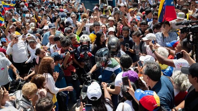 Fotografía del 3 de agosto de 2024 de la líder opositora venezolana, María Corina Machado (centro-atrás), retirándose en una motocicleta tras una protesta en la Plaza de las Mercedes, en Caracas (Venezuela). Miembros de la oposición mayoritaria de Venezuela pasaron de estar permanentemente en la calle a ejercer la política desde el resguardo y la virtualidad, ante la "persecución" que denuncian en su contra, sobre todo tras las presidenciales del 28 de julio, en las que Nicolás Maduro fue proclamado ganador, lo que el antichavismo considera fraudulento. EFE/ Ronald Peña R.