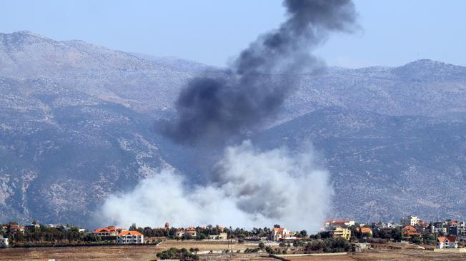 Sale humo del lugar donde se produjo un ataque aéreo israelí contra la localidad de Khiam, en el sur del Líbano.